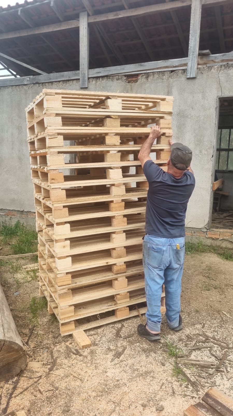 Pilha de paletes de madeira recém-fabricados